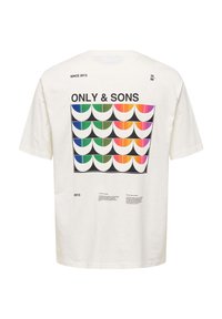 Camiseta blanca de manga corta con un patrón geométrico colorido de formas curvas en la parte posterior, con "ONLY & SONS" y otros detalles de texto.