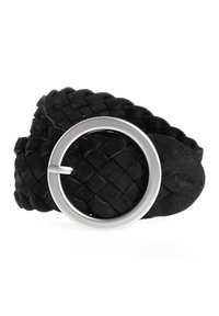 Schwarzer geflochtener Wildledergürtel mit einer runden Schnalle aus silberfarbigem Metall. Der Gürtel weist ein strukturiertes Flechtmuster auf.