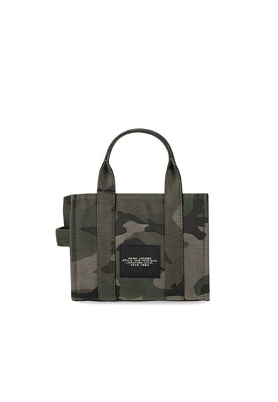 Saco de mão com padrão camuflado em tecido verde escuro e cinza. Alças curtas com um formato retangular. Etiqueta frontal com a marca e detalhes.