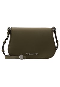 Borsa a tracolla in finta pelle verde oliva con bordi cuciti, accentuata da un logo argentato, tracolla regolabile e texture liscia.