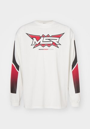 Weißes Langarm-T-Shirt mit einem großen rot-schwarzen Grafiklogo auf der Vorderseite und kontrastierenden schwarzen und roten Ärmeln.