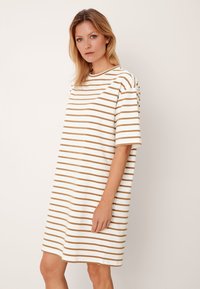 Gestreepte t-shirt jurk in wit en bruin, met korte mouwen, een ronde halslijn en een losse pasvorm, gemaakt van zacht katoen.