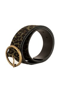 Cinturón de ante con estampado de leopardo y borde de cuero negro, con una hebilla redonda de metal en tono dorado. El cinturón está enrollado en forma circular.