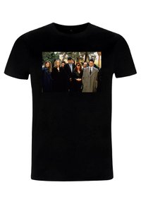 Camiseta de algodón negra con un gráfico rectangular de un grupo de personas con vestimenta formal frente a un fondo natural.