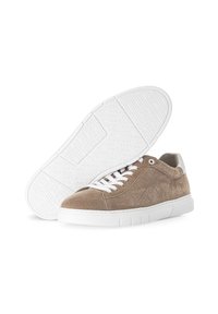 Bruine suède sneakers met een witte rubberen zool, voorzien van witte veters en een grijze accent aan de hiel. Textuur bovenwerk en plat zool ontwerp.