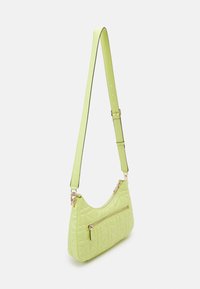 Guess ASSIA TOP ZIP SHOULDER BAG - Kézitáska - chartreuse