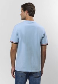 Ljusblå kortärmad skjorta med revärkrage i svart, vitt och rött. Mjukt tyg, avslappnad design.