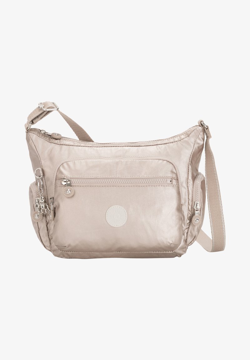 Beige nylon crossover taske med en enkelt justerbar rem, frontlomme med lynlås, logo-patch og dekorative lynlåse. Glat, let tekstur.