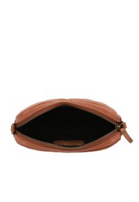 Clutch in pelle color tan con chiusura a zip, dotato di una superficie testurizzata e un interno nero. Contiene un patch con logo discreto all'interno.