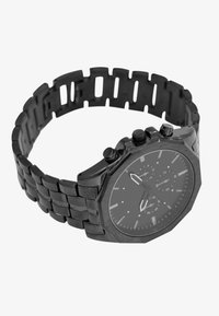 Schwarze Metalluhr mit achteckigem Gehäuse, drei Unterzifferblättern und einem verlinkten Armband. Verfügt über eine matte Oberfläche und kontrastierende silberne Zeiger.