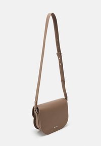 Brun læder crossbody taske med rundet klap, justerbar rem og metalhardware. Glat tekstur og minimalistisk design.