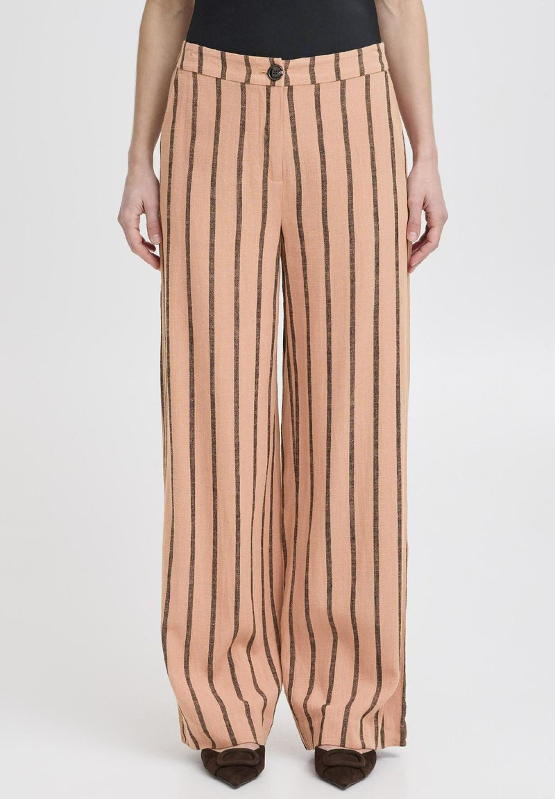 Roze gestreepte wijde broek met bruine verticale strepen, voorzien van een knoopsluiting en een gestructureerde stof.