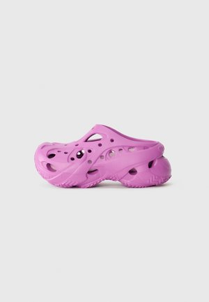 Lilla tresko laget av lett materiale, med ventilasjonshull, rund tå og strukturert såle for grep.