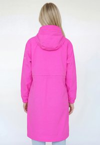 Jachetă de ploaie roz cu glugă, manșete elastice, șnur în talie și croială dreaptă, realizată dintr-un material neted și ușor.