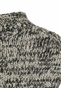 Tissu de pull en tricot noir et blanc avec un motif texturé et multichrome. Présente un col rond et une apparence douce et épaisse.