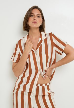 Ensemble de pyjama en coton rayé comprenant un haut à manches courtes avec boutons en rouille et crème, accompagné de shorts à taille élastique assortis et à texture lisse.