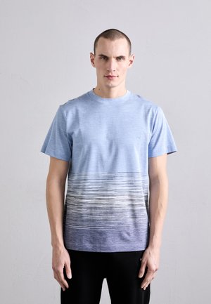 Blå kortærmet t-shirt med et gradientmønster, der har vandrette striber, som overgang fra lys til mørkeblå nederst.