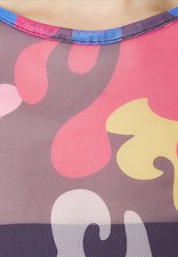 Buntes Netzgewebe mit abstrakten Formen in Pink, Gelb und Lila, mit einer blauen Verkleidung am Ausschnitt. Sichtbare Strukturdetails auf der Oberfläche.