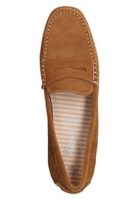 Bruine suède mocassin schoen met contrasterende stiksels, een gladde textuur en een decoratieve leren strook over de wreef. Het interieur heeft een gestreept patroon.