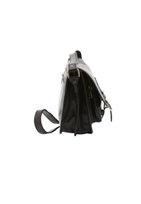 Borsa a mano in pelle nera con un design strutturato, dotata di un fondo solido, tracolla regolabile e accessori in tonalità oro. Visibili più scomparti.