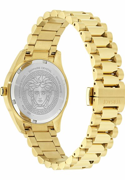Montre-bracelet en métal doré avec un dos en argent gravé de la tête de Méduse de Versace et des inscriptions incluant Swiss made et cristal de saphir.