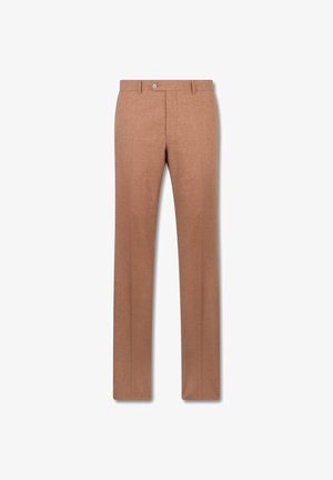 Pantalon de costume marron droit avec passants pour ceinture et fermeture avant par bouton sur fond blanc.