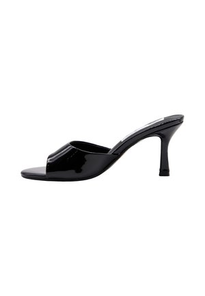 Mule in vernice nera con punta aperta, tacco a stiletto curvo di media altezza e design slip-on, mostrato su sfondo bianco.