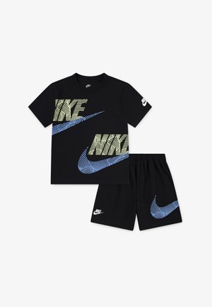 Zwart katoenen outfit bestaande uit een t-shirt met gele en blauwe Nike-logo's en bijpassende korte broek met een blauwe accentenlogo op de zoom.