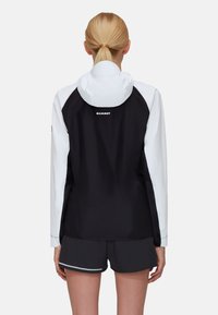Mammut AENERGY HOODED - Giacca hard shell - black white