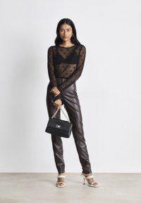Calvin Klein RE LOCK  CROSSBODY - Taška cez plece - black