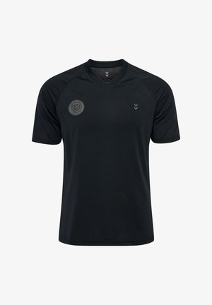 Czarna sportowa koszulka z krótkim rękawem i dekoltem w serek, logo na lewej piersi z stylizowaną piłką w okrągłej odznace oraz mała ikona marki na prawej piersi.