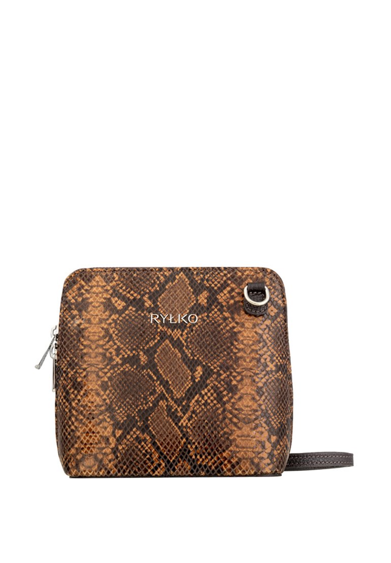 Borsa in finta pelle di serpente marrone con superficie testurizzata, chiusura a zip e tracolla removibile. Presenta un logo argentato sulla parte frontale.