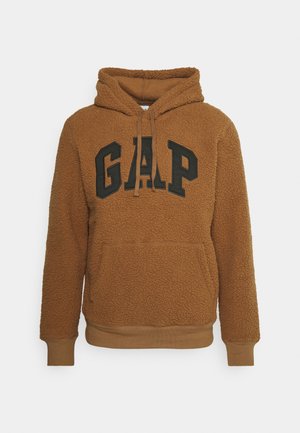 Bruine fleece hoodie met een kangoeroezak, capuchon met trekkoord en een donkergroen "GAP"-logo aan de voorkant. Zachte textuur en een relaxed fit.