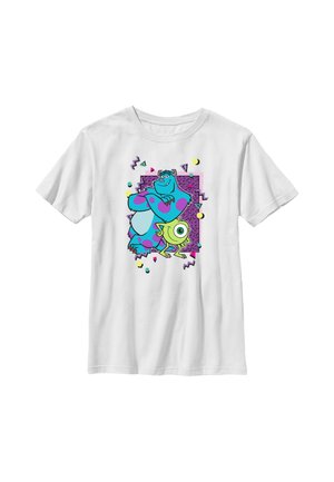 Hvid T-shirt med tegneseriefigurerne Sulley og Mike fra Monsters Inc samt farverige geometriske former i baggrunden.
