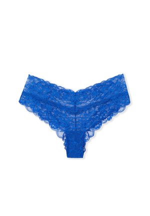 String bleu à dentelle avec un design festonné, des motifs floraux et une texture délicate. Tissu doux avec une couvrance minimale.