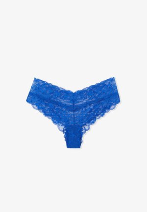String bleu à dentelle avec un design festonné, des motifs floraux et une texture délicate. Tissu doux avec une couvrance minimale.