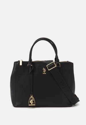 Zwarte leren handtas met twee handvatten, een verstelbare schouderriem, een gouden rits en een gouden logo hanger aan de voorkant.