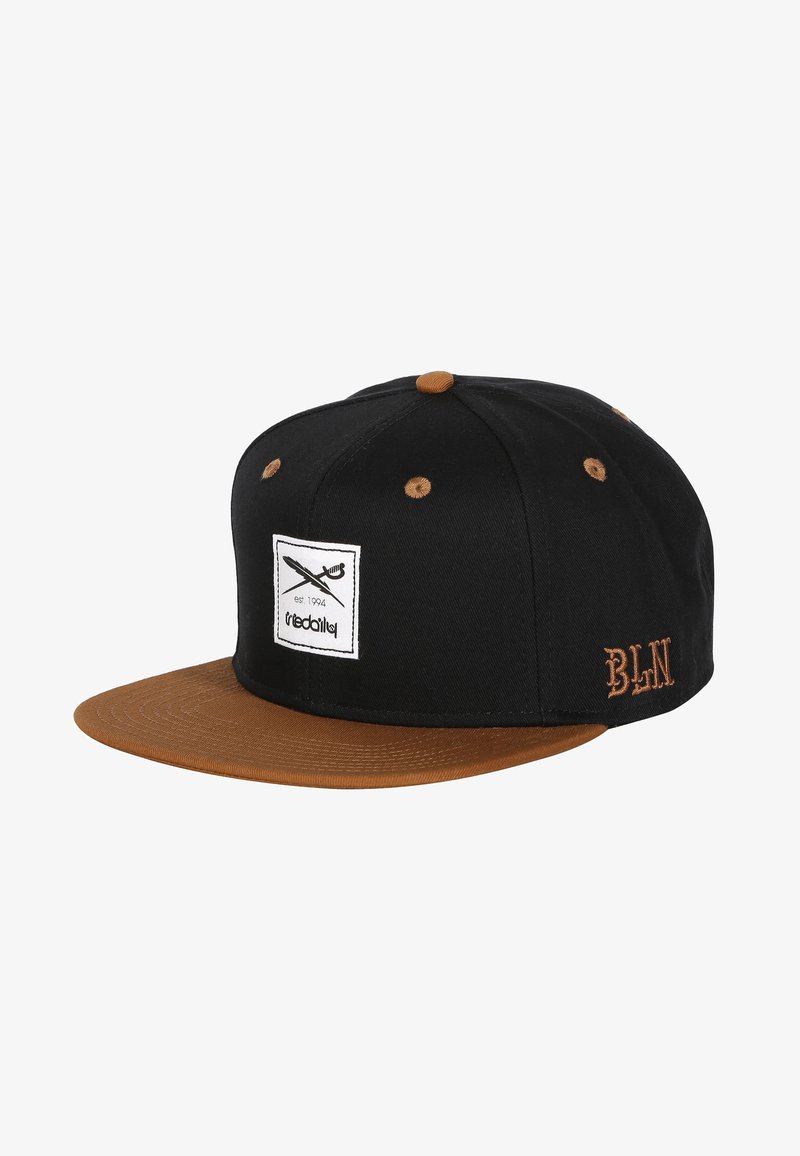 Schwarze Snapback-Kappe mit brauem Schirm, ausgestattet mit einem weißen Logo-Patch und orangefarbenem Bestickung, die "BLN" an der Seite schreibt.