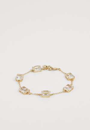 Bracelet en chaîne dorée avec six cristaux carrés clairs entourés de cadres métalliques, doté d'une fermeture à mousqueton et de maillons délicats.