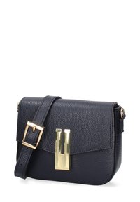 Borsa a tracolla in pelle blu navy con finitura testurizzata, dettagli in metallo dorato e una patta frontale con una chiusura metallica audace. Incluso cinturino regolabile.
