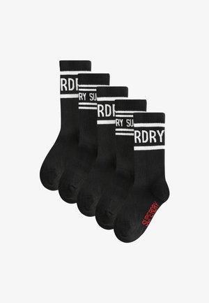 Calzini neri in cotone a manica corta in confezione da cinque. Ogni calzino presenta strisce bianche e scritte, con un logo rosso sul lato.