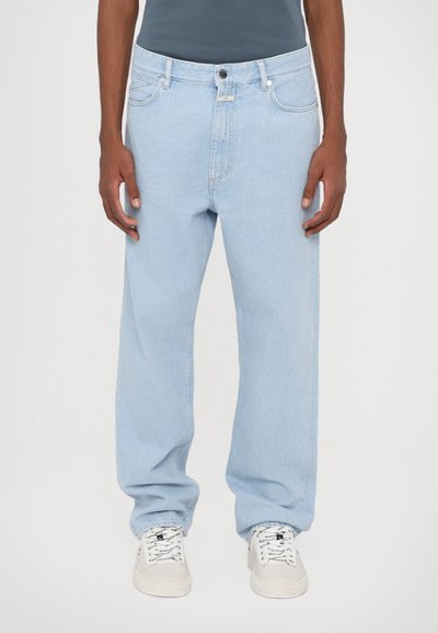 Jean en denim bleu clair avec une coupe ample, design à cinq poches et fermeture éclair. Présente des coutures discrètes et des accents en métal.