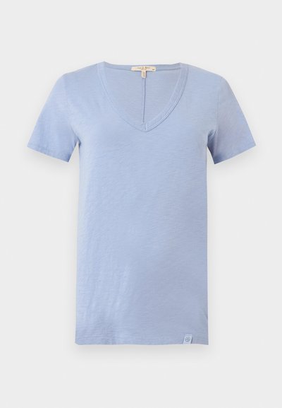 Ανοιχτό μπλε κοντομάνικο T-shirt με V λαιμόκοψη και μικρή ετικέτα μάρκας στο κάτω μέρος, απεικονισμένο σε απλό λευκό φόντο.