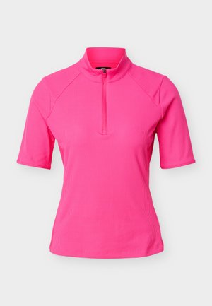 Camiseta deportiva de manga corta de color rosa brillante con textura acanalada y cuello con media cremallera frontal sobre un fondo blanco.