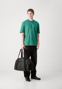 HUGO NIEROS - T-Shirt basic - open green