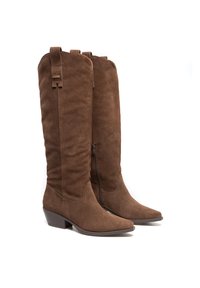 Brūnie zamšaini zābaki līdz ceļgaliem ar smailo purngalu un zemu blokveida papēdi, ar sānu rāvējslēdzēju un dekoratīviem cilpām augšdaļā.