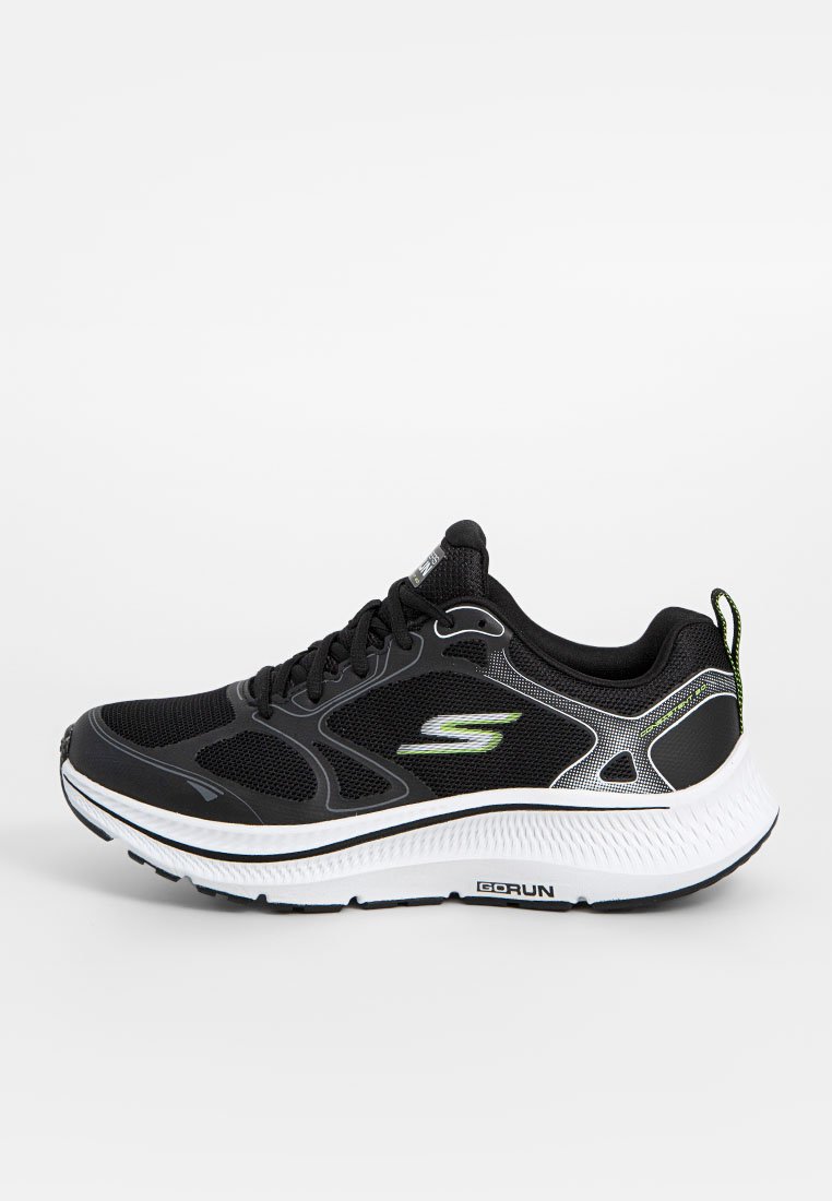Zapatilla atlética negra con parte superior de malla, media suela blanca y suela de goma; presenta un diseño elegante, logo en el lado y acentos reflectantes.