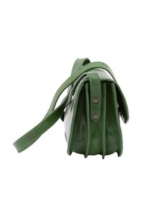 Borsa in pelle verde di forma arrotondata, con una lunga tracolla e cuciture decorative. Tessuto liscio con bottoni metallici.