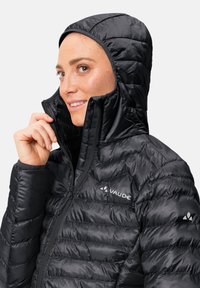 Schwarze Daunenjacke mit Kapuze, ausgestattet mit einem gesteppten Design, hohem Kragen, Reißverschluss und dem Vaude-Logo auf der Brust. Glatte Textur.