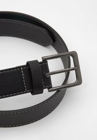 Sort læderbælte med hvid syning og en rektangulær metalbuckle på en hvid baggrund.
